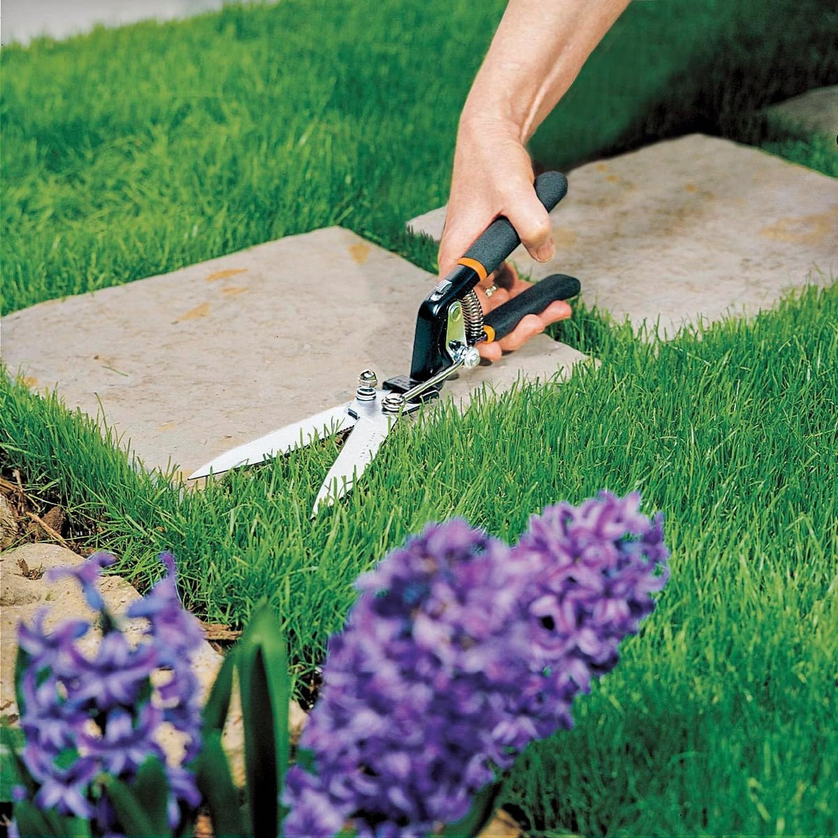Fiskars Grass Shears, 5-Inch Serrated Blade Grass Cutter and Garden Shears with Power-Lever Technology Offers More Cutting Power