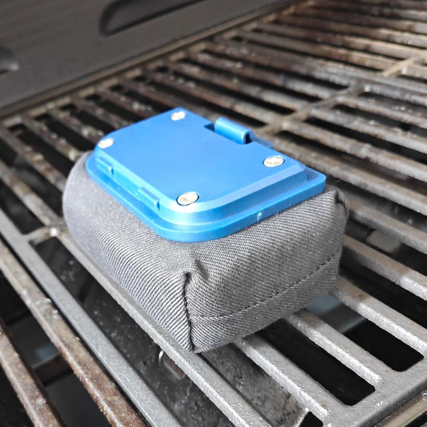 Blue Grill Brush Bristle Free, Replaceable BBQ Cleaning Head Accessories Cleaner, Black Wavy Pad Perfect for Stainless Steel, Porcelain, Cast Iron Grates Round Rectangle Grates