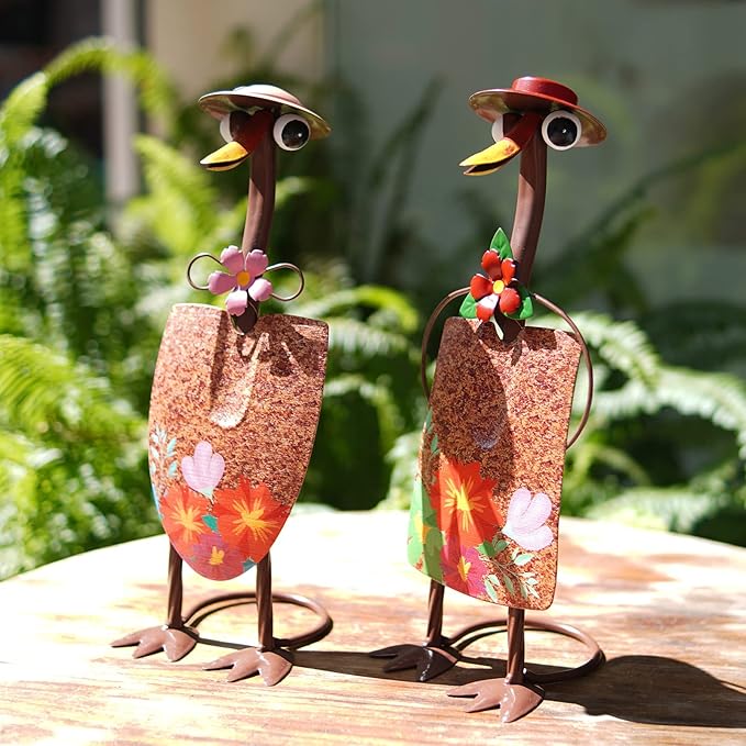 HONGLAND Duck Metal Yard Art - Duck Couple Garden Decor, Shovel Ornaments Outdoor Statue - 2 Pack Farmhouse Patio Balcony Gardening Gifts for Women